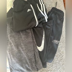 4 pairs of youth black sweatpants! BUNDLE + HUGE SAVINGS 🤑